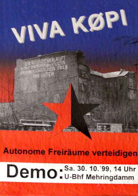 Plakat mit blauem und rotem Hintergrund mit Farbverlauf. Oben steht "Viva Køpi". Ein schwarzer und roter Stern überlagert ein Gebäude in Graustufen. Text: "Autonome Freiräume verteidigen" und "Demo: Sa. 30. 10. '99, 14 Uhr U-Bhf Mehringdamm."