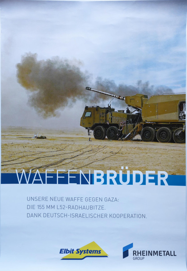 Das Poster zeigt ein militärisches Fahrzeug, eine 155 mm L52-Radhaubitze, das auf einem Wüstenboden steht. Im Hintergrund ist Rauch zu sehen, der aus der Kanone austritt, was auf eine kürzliche Schussabgabe hindeutet. Der Himmel ist leicht bewölkt mit blauem Himmel. Am unteren Rand des Posters steht in großen Buchstaben: "Waffenbrüder". Darunter in kleinerer Schrift: "Unsere neue Waffe gegen Gaza: Die 155 mm L52-Radhaubitze. Dank deutsch-israelischer Kooperation." Unten links ist das Logo von Elbit Systems in Blau und Gelb, unten rechts das Logo der Rheinmetall Group in Blau.