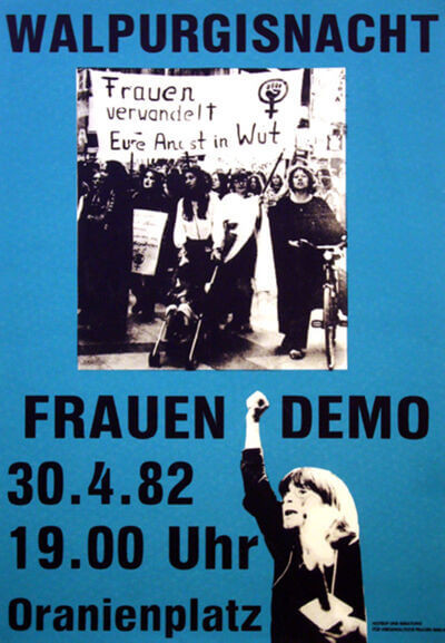Das Plakat mit blauem Hintergrund zeigt ein Schwarz-Weiß-Foto von Frauen, die ein Schild mit der Aufschrift "Frauen verwandelt eure Angst in Wut" halten. Darüber steht "Walpurgisnacht" und darunter "Frauen Demo 30.4.82 19.00 Uhr Oranienplatz". Rechts unten ist eine Frau mit erhobener Faust zu sehen.