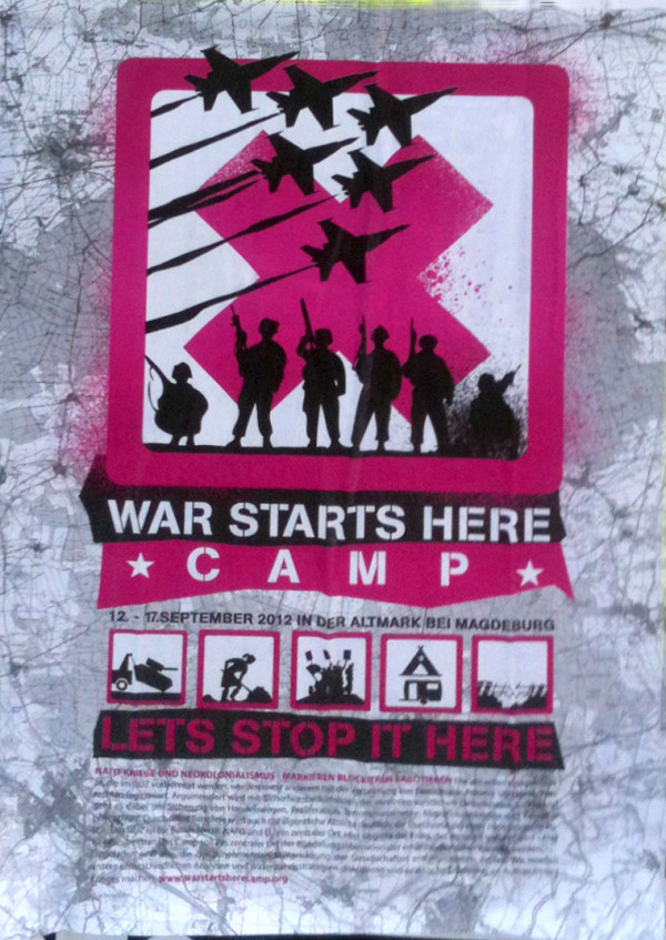 Poster mit Silhouetten von Soldaten und Jets auf rosa-weißem Hintergrund. Text: "War starts here camp, 12-17 September 2012 in der Altmark bei Magdeburg. Let's stop it here."