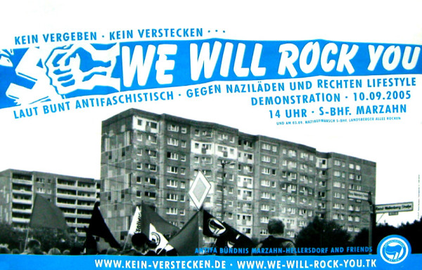Ein Protestplakat mit der Aufschrift "We Will Rock You" in fetter weißer Schrift auf einem blauen Transparent. Es enthält Angaben zu einer Demonstration am 10. September 2005 gegen Naziläden und rechtsextreme Ideologien. Im Hintergrund ist ein Schwarz-Weiß-Foto eines Wohnhauses mit Fahnen zu sehen.