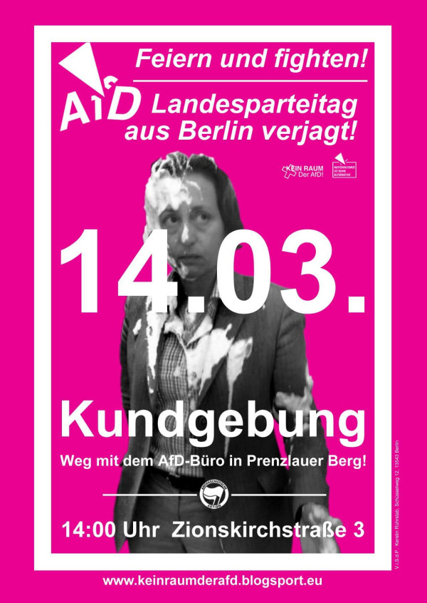 Ein rosafarbenes Plakat mit dem Schwarz-Weiß-Bild einer Person, die teilweise mit einer weißen Substanz bedeckt ist. Der Text lautet: "Feiern und kämpfen! AfD Landesparteitag aus Berlin verjagt! 14.03. Kundgebung. Weg mit dem AfD-Büro in Prenzlauer Berg! 14:00 Uhr Zionskirchstraße 3. www.keinraumderafd.blogsport.eu."