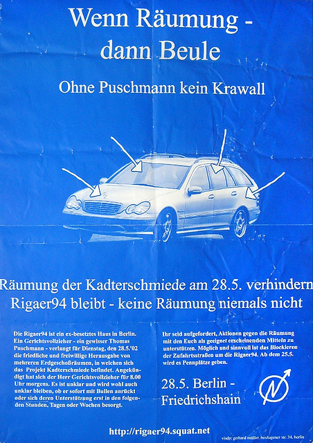 Blaues Plakat mit einer weißen Skizze eines Autos mit Antennen. Der Text lautet: "Wenn Räumung - dann Beule. Ohne Puschmann kein Krawall." Weiterer Text enthält Veranstaltungshinweise: "Räumung der Kadterschmiede am 28.5. verhindern."