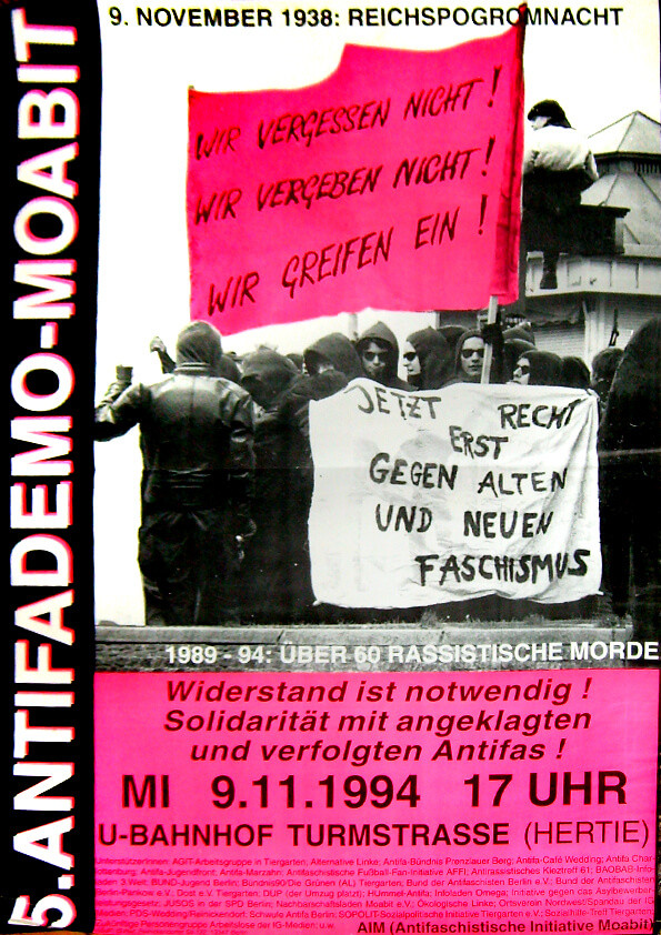 Protestplakat mit Schwarz-Weiß-Foto von Menschen, die Schilder halten. Große rosa Fläche am unteren Rand mit Text: "Widerstand ist notwendig! Mi 9.11.1994 17 Uhr U-Bahnhof Turmstraße (Hertie)". Vertikaler Text auf der linken Seite: "5. Antifademo-Moabit".
