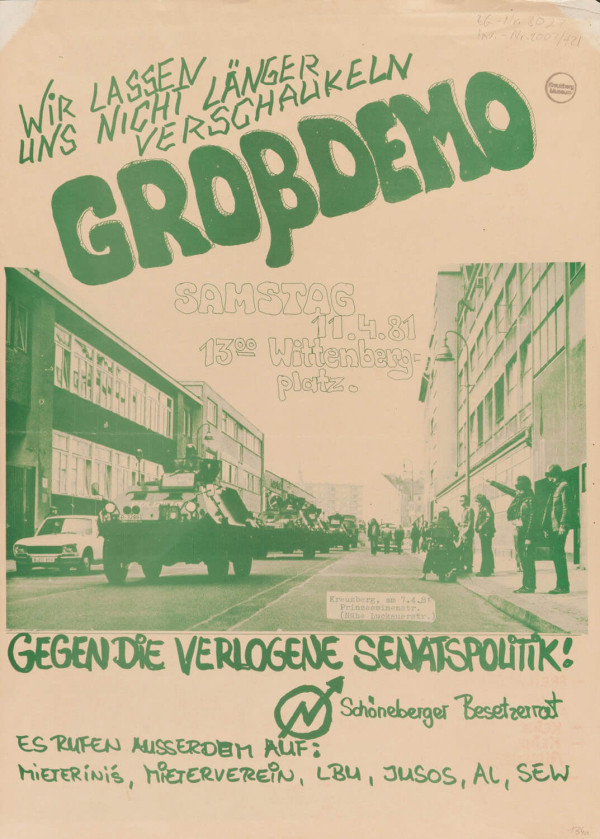 Protestplakat mit grünem Text und Bild. "Wir lassen uns nicht länger verschaukeln. Großdemo Samstag 11.4.81 13°° Wittenbergplatz. Gegen die verlogene Senatspolitik!" Zeigt eine Straßenszene mit Fahrzeugen und Menschen.