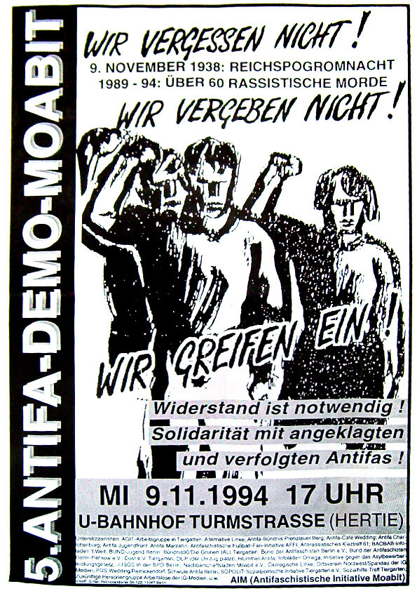 Ein schwarz-weißes Plakat mit dem fetten Text "Wir vergessen nicht!" und "Wir vergeben nicht!" zeigt illustrierte Figuren mit erhobenen Fäusten. Es kündigt eine Demo am 9.11.1994 am U-Bahnhof Turmstraße an.