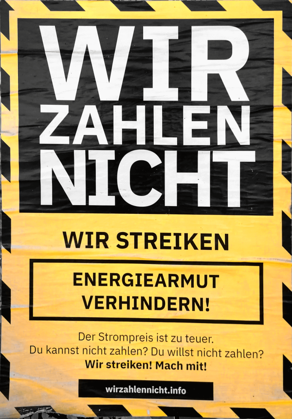 Gelbes und schwarzes Plakat mit fettgedrucktem Text: "Wir zahlen nicht. Wir streiken. Energiearmut verhindern!" Darunter steht: "Der Strompreis ist zu teuer. Du kannst nicht zahlen? Du willst nicht zahlen? Wir streiken! Mach mit!" Website: wirzahlennicht.info.