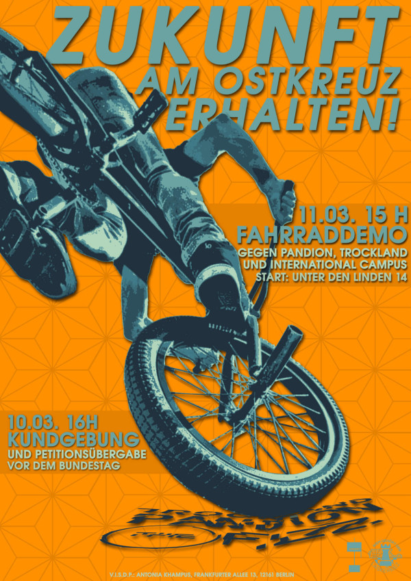 Ein lebhaftes Plakat mit orangefarbenem, geometrischem Hintergrund zeigt einen blau gefärbten Radfahrer in der Mitte des Sprungs. Der Text lautet: "Zukunft am Ostkreuz erhalten! 11.03. 15h Fahrraddemo. 10.03. 16h Kundgebung."