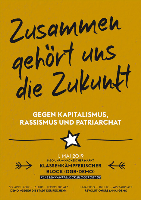 Braun-gelbes Plakat mit schwarzem handgeschriebenem Text: "Zusammen gehört uns die Zukunft". Darunter weiß: "Gegen Kapitalismus, Rassismus und Patriarchat". Unten Infos zu Veranstaltungen.